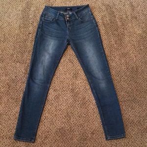 Medium wash curvy fit skinny jeans!